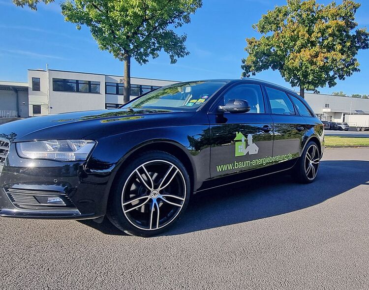 Foto des Firmenfahrzeugs mit Beschriftung Logo Baum Energieberatung