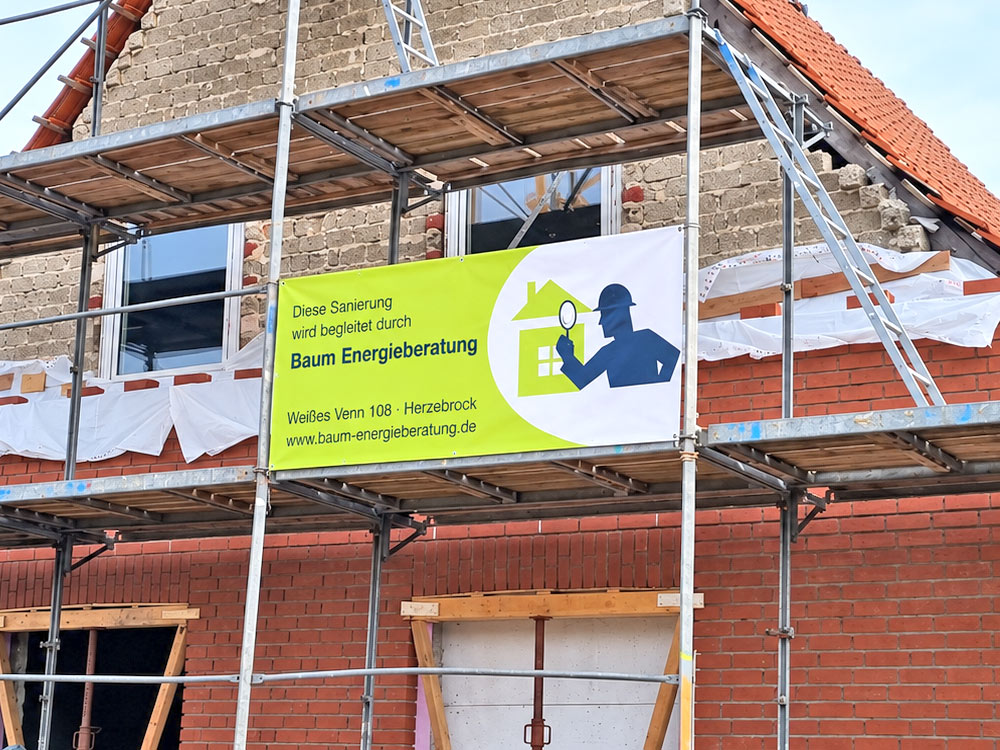 Foto eines Sanierungsprojekts (Gebäude-Fassade) mit Werbebanner Baum Energieberatung